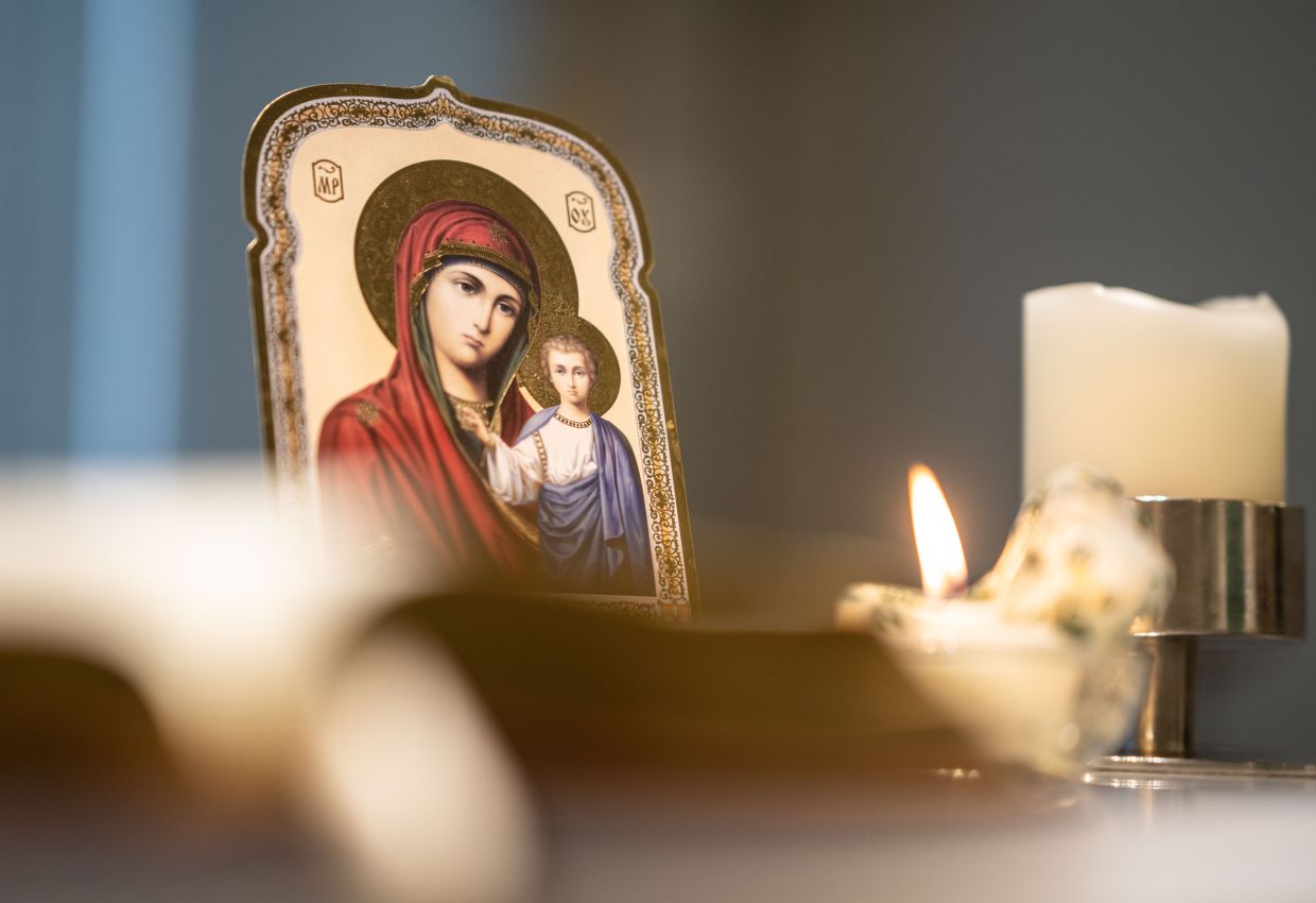 A candle at the altar in the chapel at Frankfurt Airport, where help is on hand. 