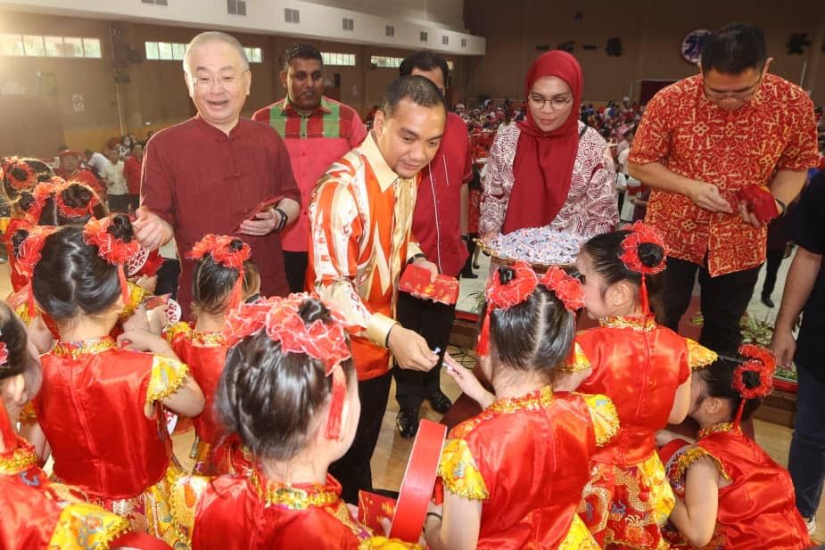 Ayer Hitam MP and MCA president Datuk Seri Dr Wee Ka Siong and Johor Mentri Besar Datuk Onn Hafiz Ghazi (second from left) handing out ang pao packets to children at the Johor level Chinese New Year celebration at Yong Peng on Saturday (Jan 28).