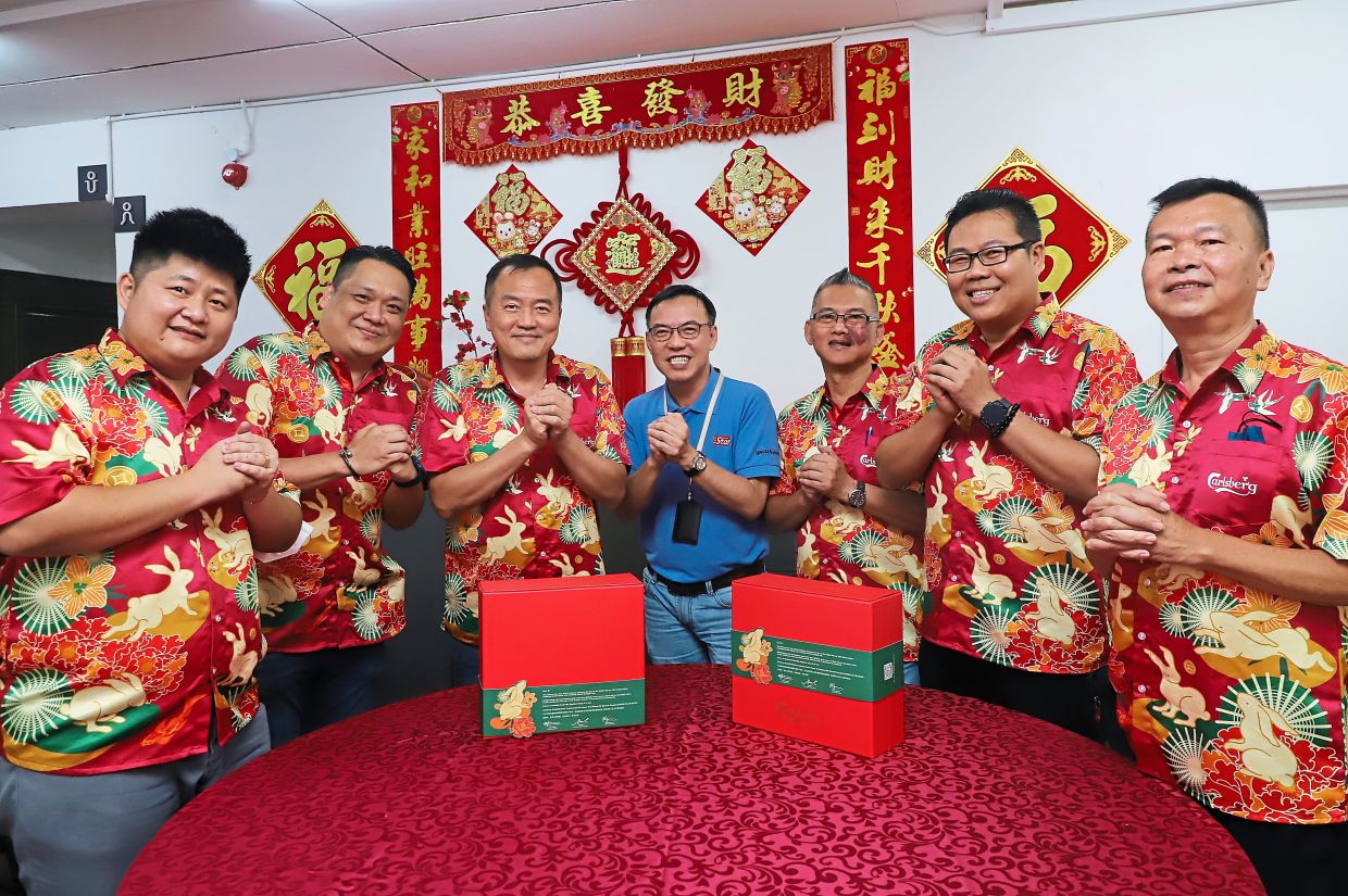 Visitors bring festive cheer to SMG office - Vimarsana News