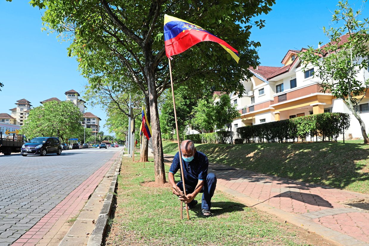 Federal Territory flags being put up along the sidewalk in Putrjaya as part of the ‘Raise the Flag’ campaign in conjunction with FT Day celebrations.