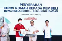 Rumah Selangorku homeowners in Bukit Rimau get keys from Selangor MB