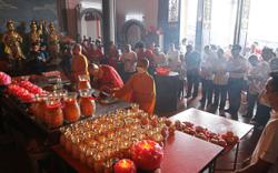 Paying homage to Jade Emperor