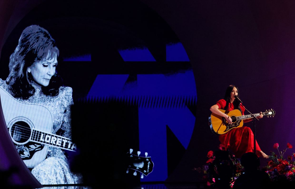 Kacey Musgraves performs Loretta Lynn's 'Coal Miner’s Daughter' during the 'In Memorium' segment. – Photo: Reuters