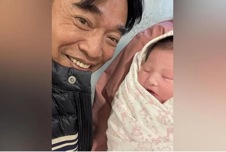 Taiwanese host Jacky Wu becomes first-time grandfather, will give RM283k ang pow to his daughter - Vimarsana News
