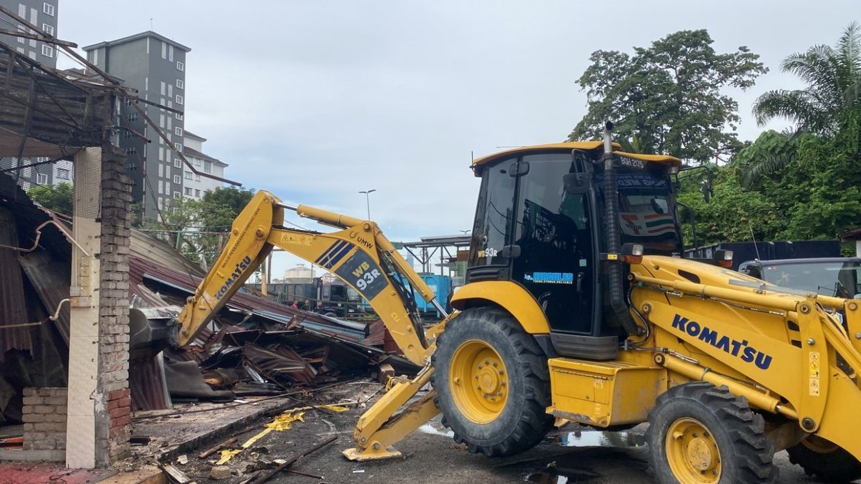 Row of stalls at Lorong Kerja Ayer Lama, Ampang torn down - Vimarsana News