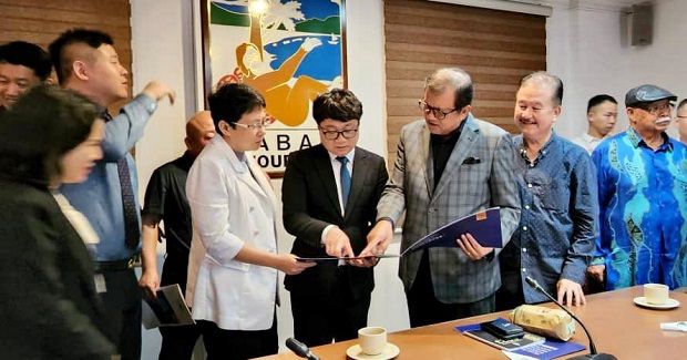 Bangkuai (third from right) and Sabah Tourism Board deputy chief executive officer Tay Shu Lan (second from left) being briefed by Hong Kong International Musician Association CEO Jye Lee on the association’s performance.