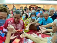 Negeri MB livens up Melaka state-level CNY open house by distributing 'ang pao' to attendees
