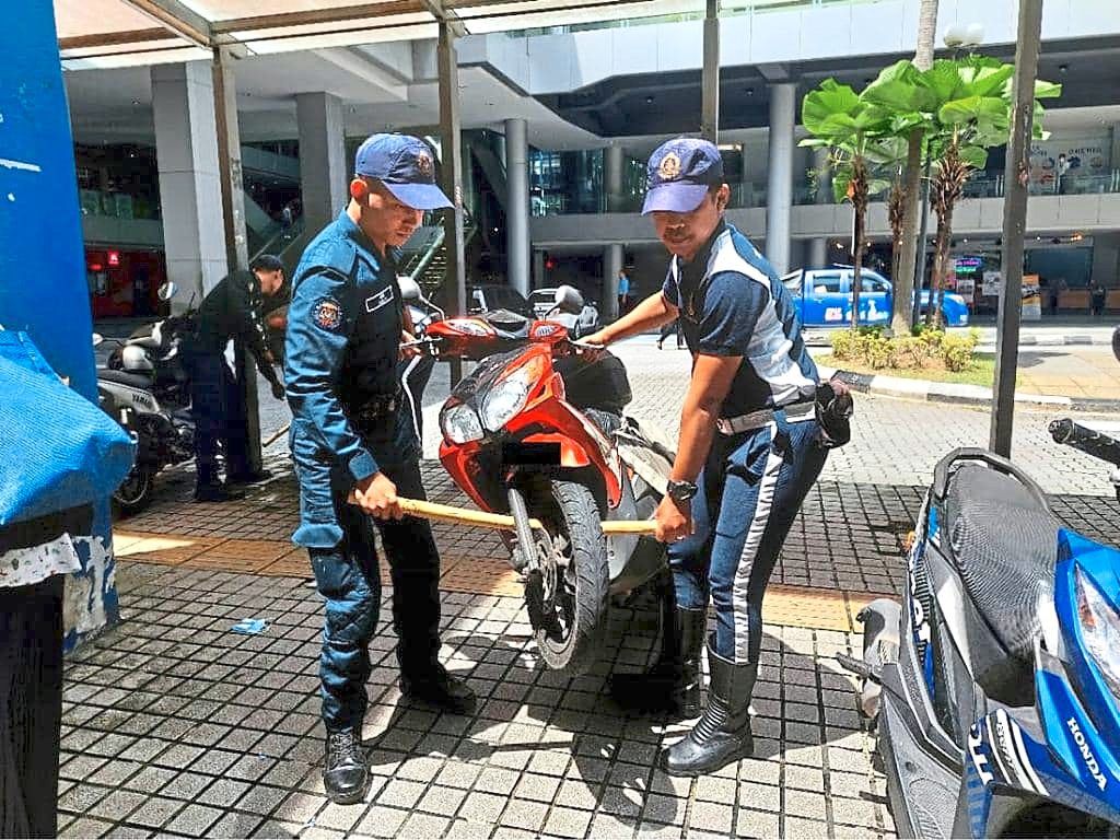Cracking whip on traffic offenders - Vimarsana News