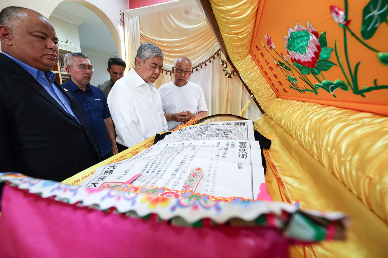 Zahid pays last respects to adopted mother - Vimarsana News
