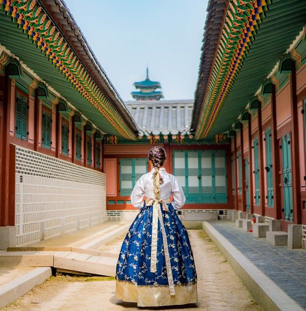 You can dress up in traditional Korean hanbok and visit majestic palaces during your bleisure trips.