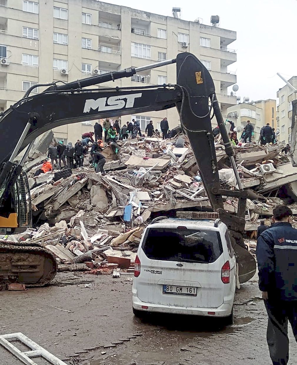 Lives ruined: A collapsed building in Bahcelievler near where Nik Mohd Dhiya’ lived.