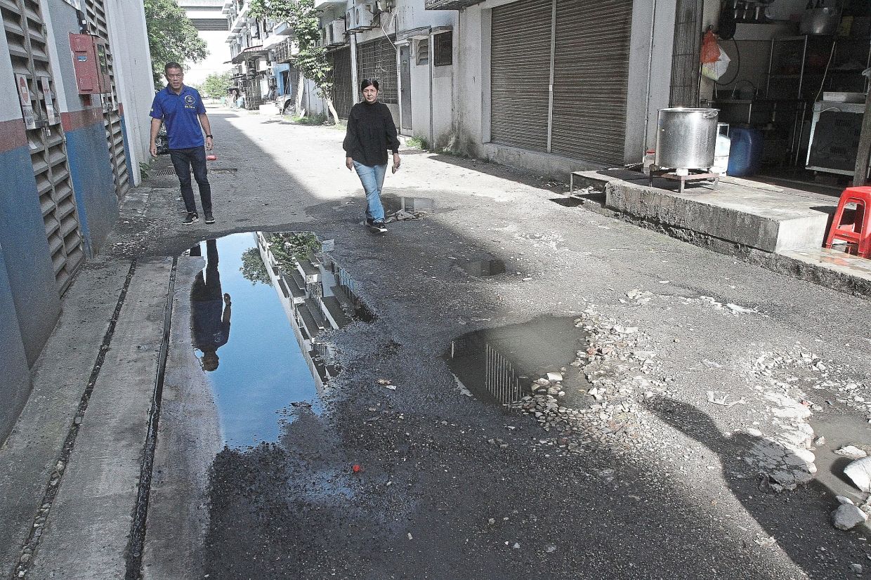 Sorry state of alley causing much misery - Vimarsana News