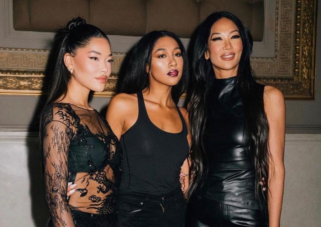 Kimora Lee Simmons cheers on lookalike daughter Aoki walking in fashion  show | The Star