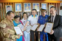 Cop in viral video gets award