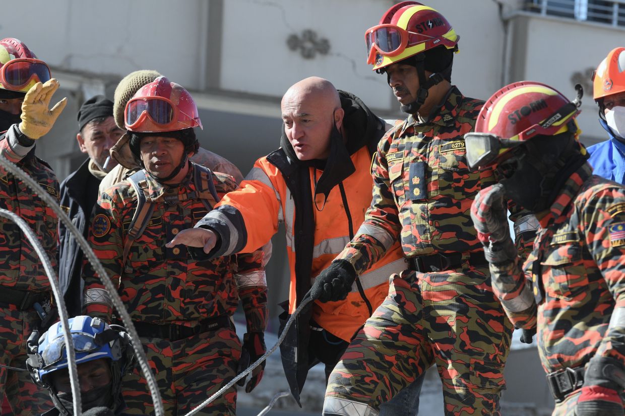 Turkiye earthquake: Removing body of pregnant woman a heartbreaking experience for firefighter - Vimarsana News