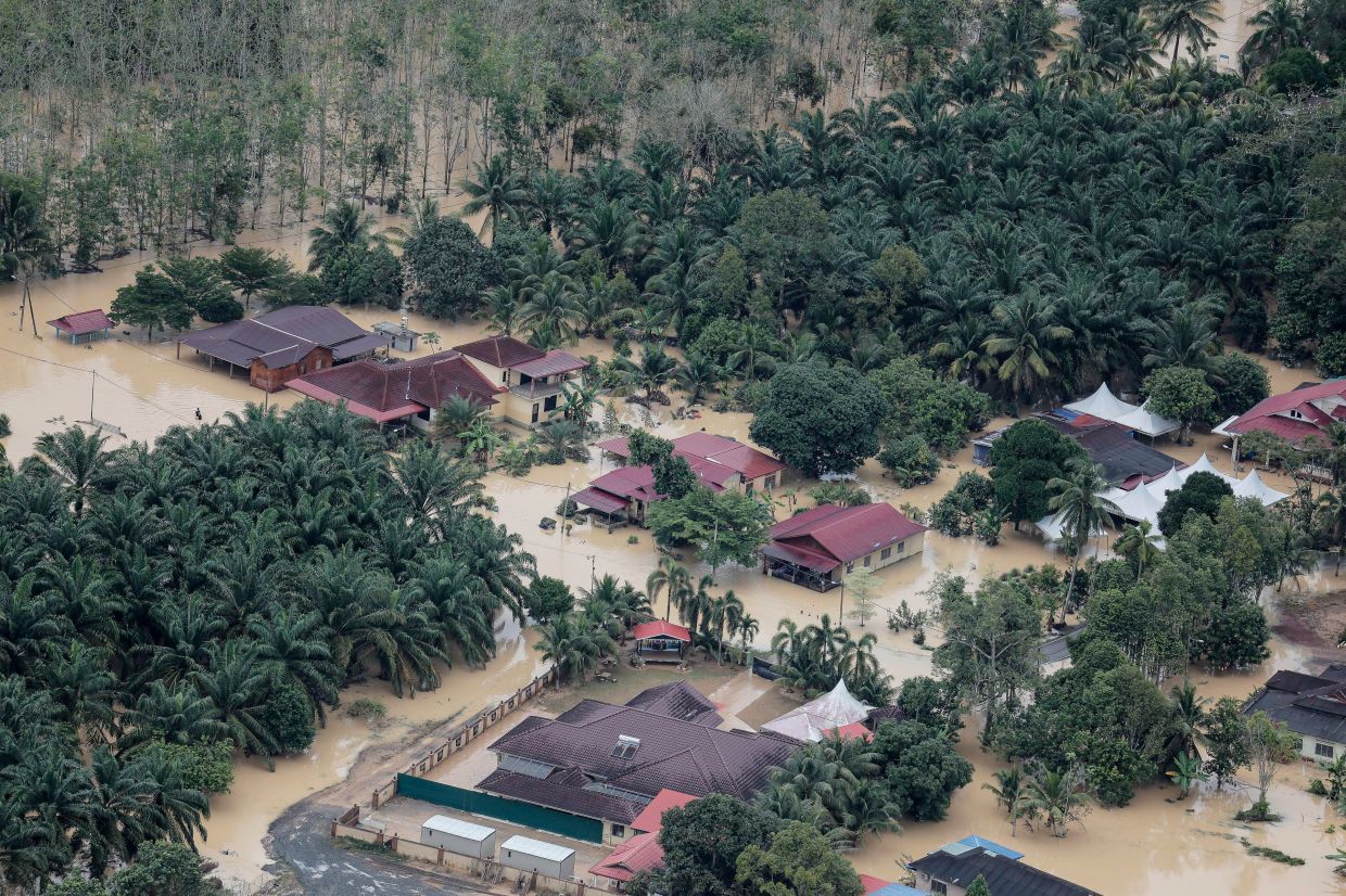 Submerged flooded areas create 'small islands' in Segamat - Vimarsana News