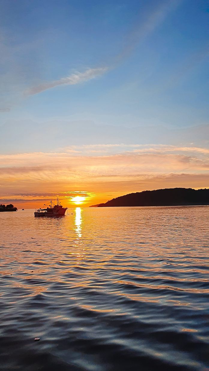 Always remember to stop by along the coastal road in KK to enjoy the sunset.