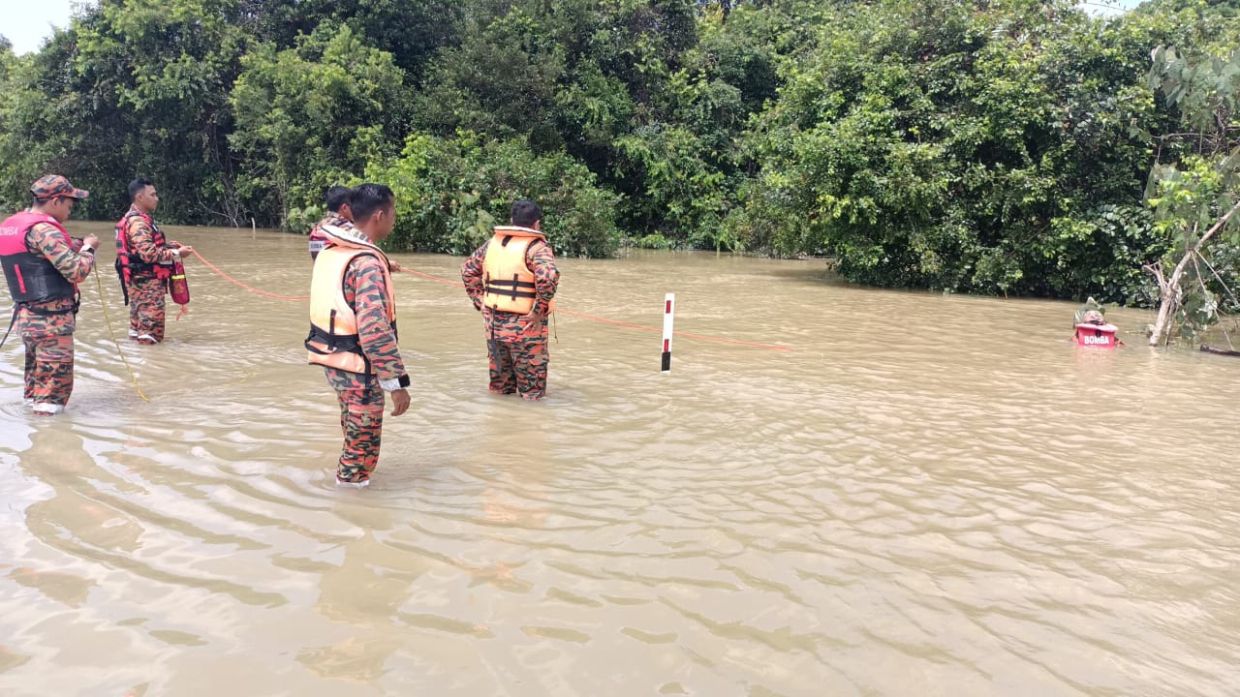 Floods: Search mounted for missing woman feared drowned in Johor | The Star