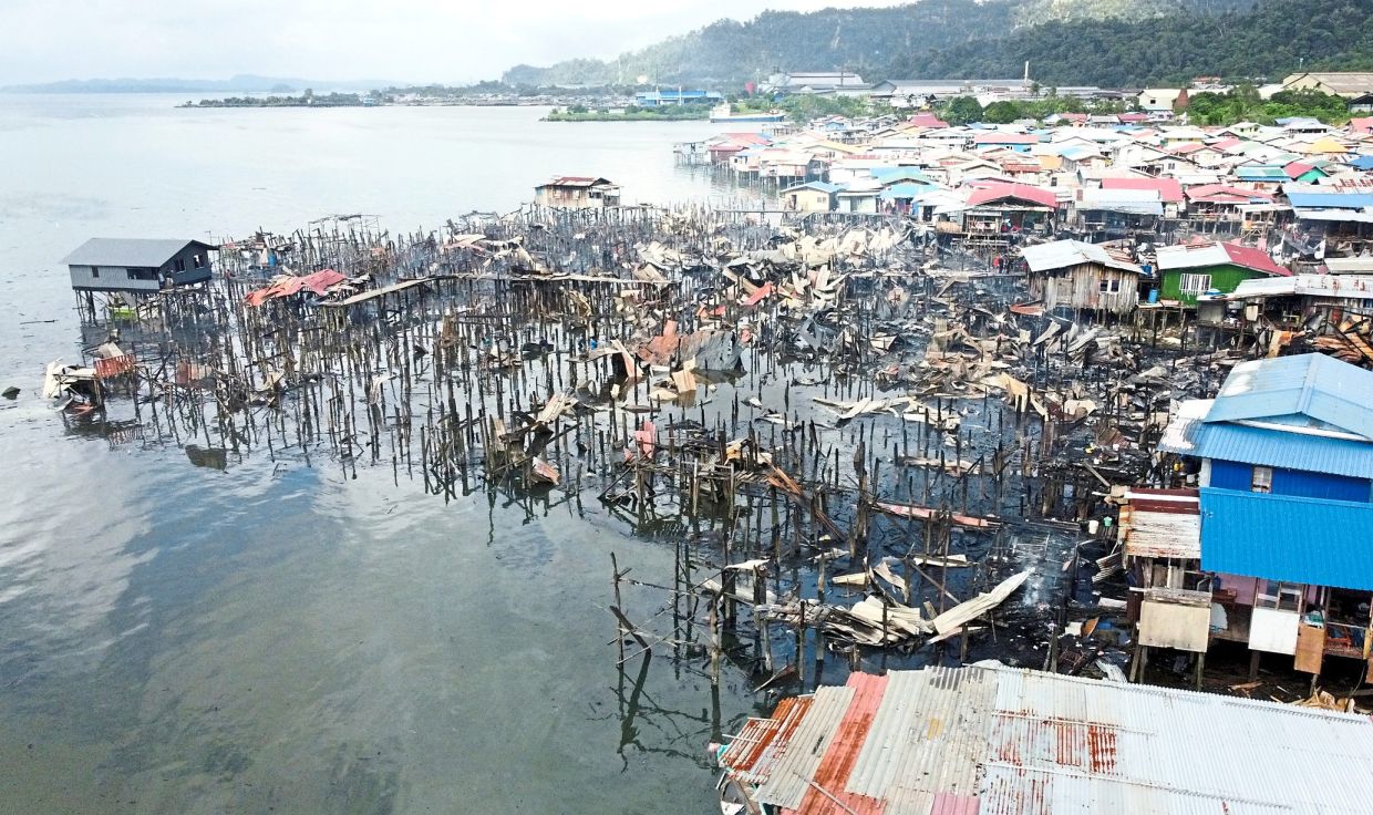 Predawn fire leaves more than 400 homeless - Vimarsana News