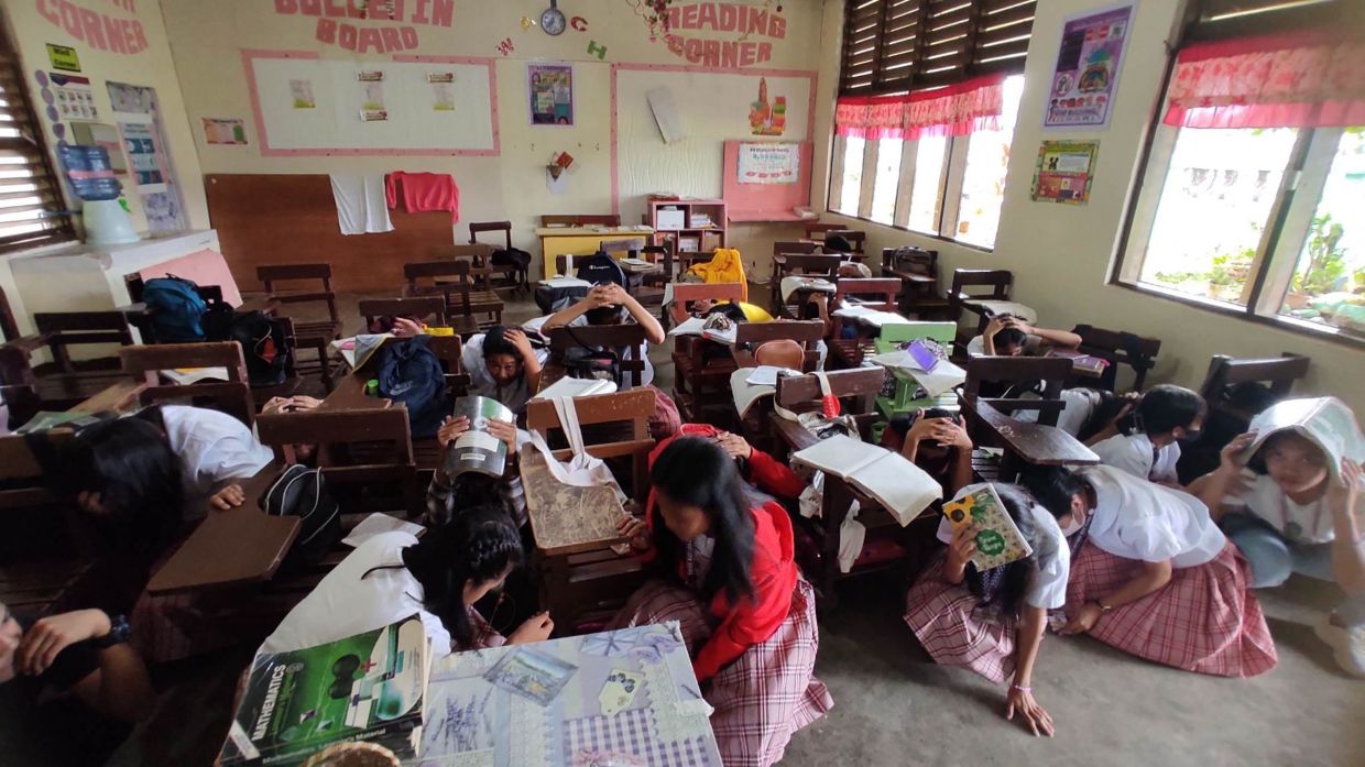 Two strong earthquakes rock southern Philippines - buildings damaged, hundred flee homes - Vimarsana News