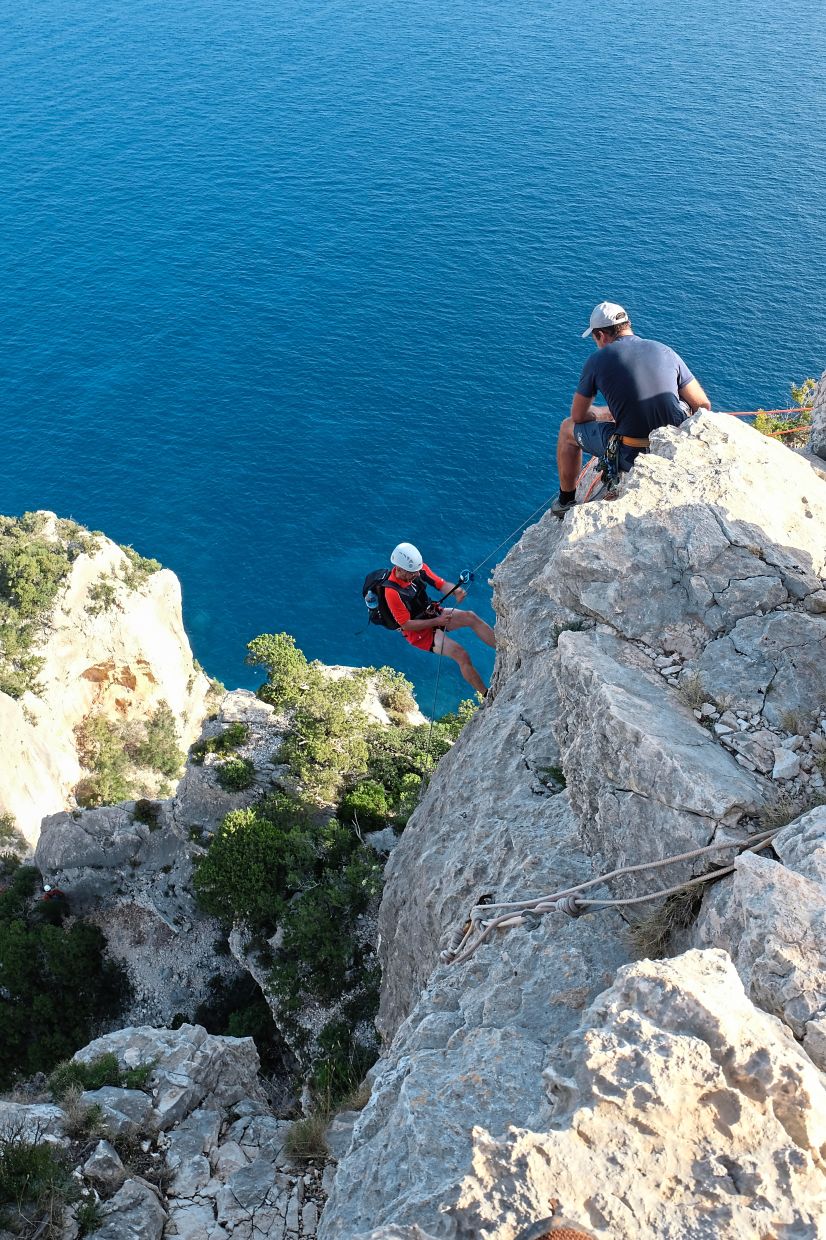 The route on the Selvaggio Blu has several passages where you abseil down. — Photos: FLORIAN SANKTJOHANSER/dpa