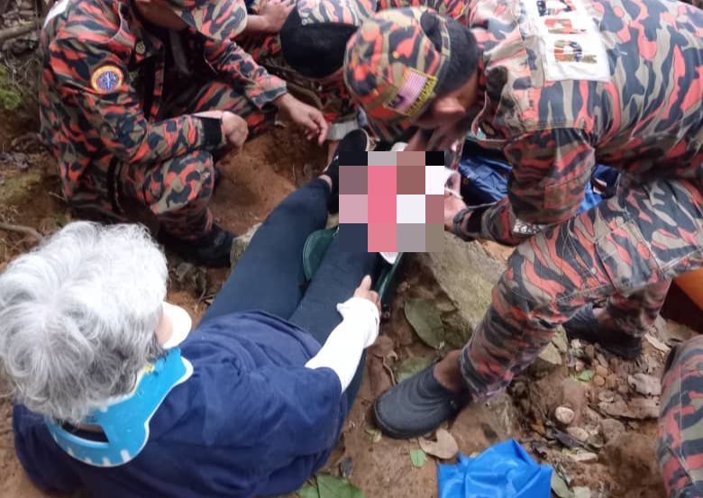 Senior citizen breaks leg on hike in Kluang, rescued successfully The