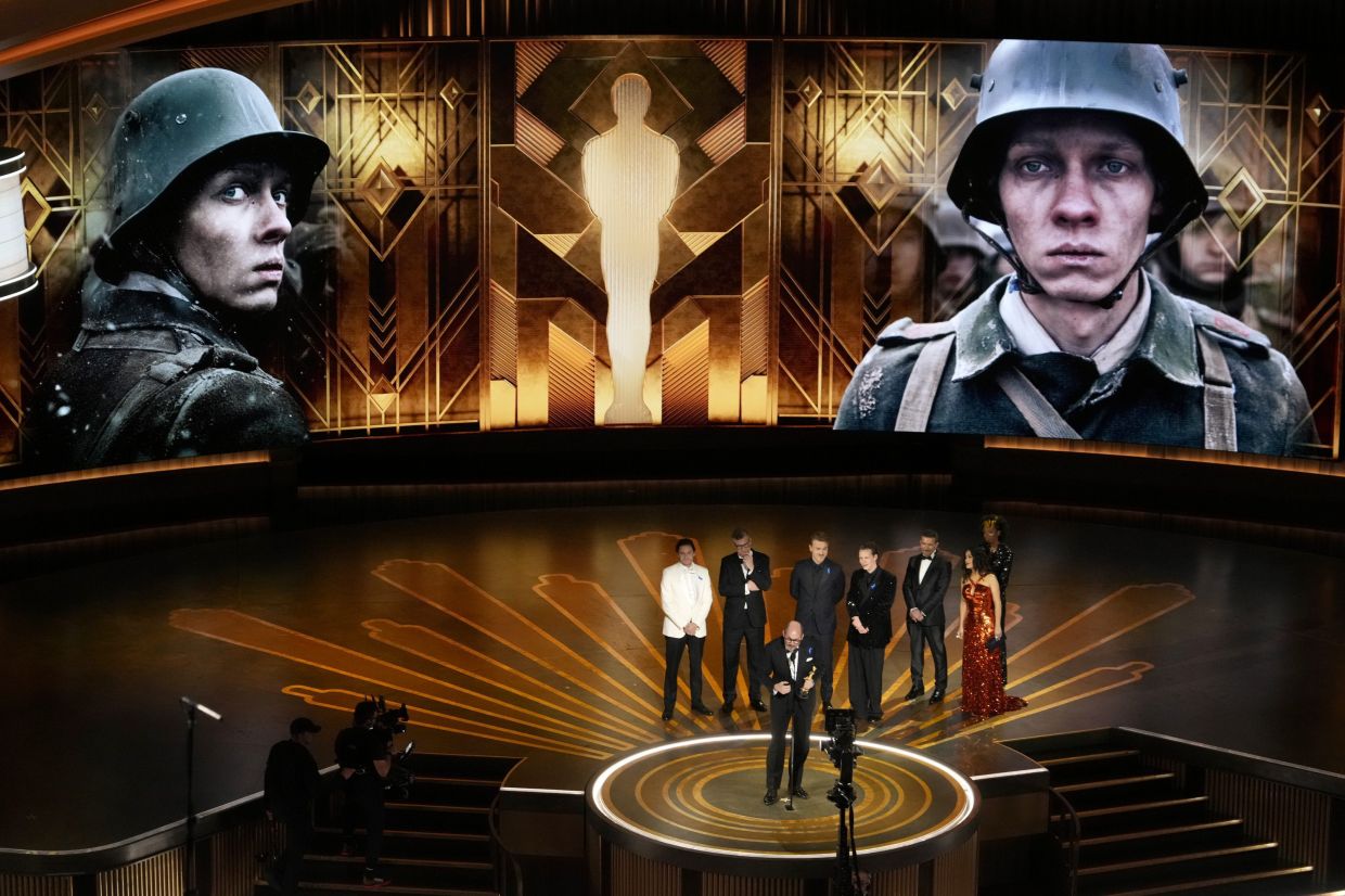 Edward Berger (front centre), accepts the award for 'All Quiet on the Western Front' from Germany, for best international feature film at the Oscars. – Photo: AP