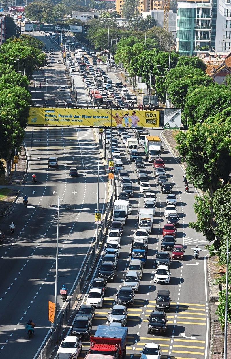 Traffic congestion on Lebuhraya Tun Dr Lim Chong Eu heading to George Town during Thaipusam. ―Filepic