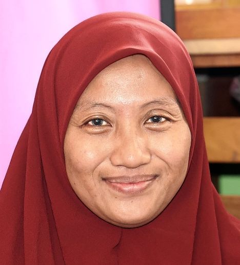 Mazlinda finds the flood relief centre where she is staying, isn’t so bad as there are enough food and essentials for those seeking shelter.