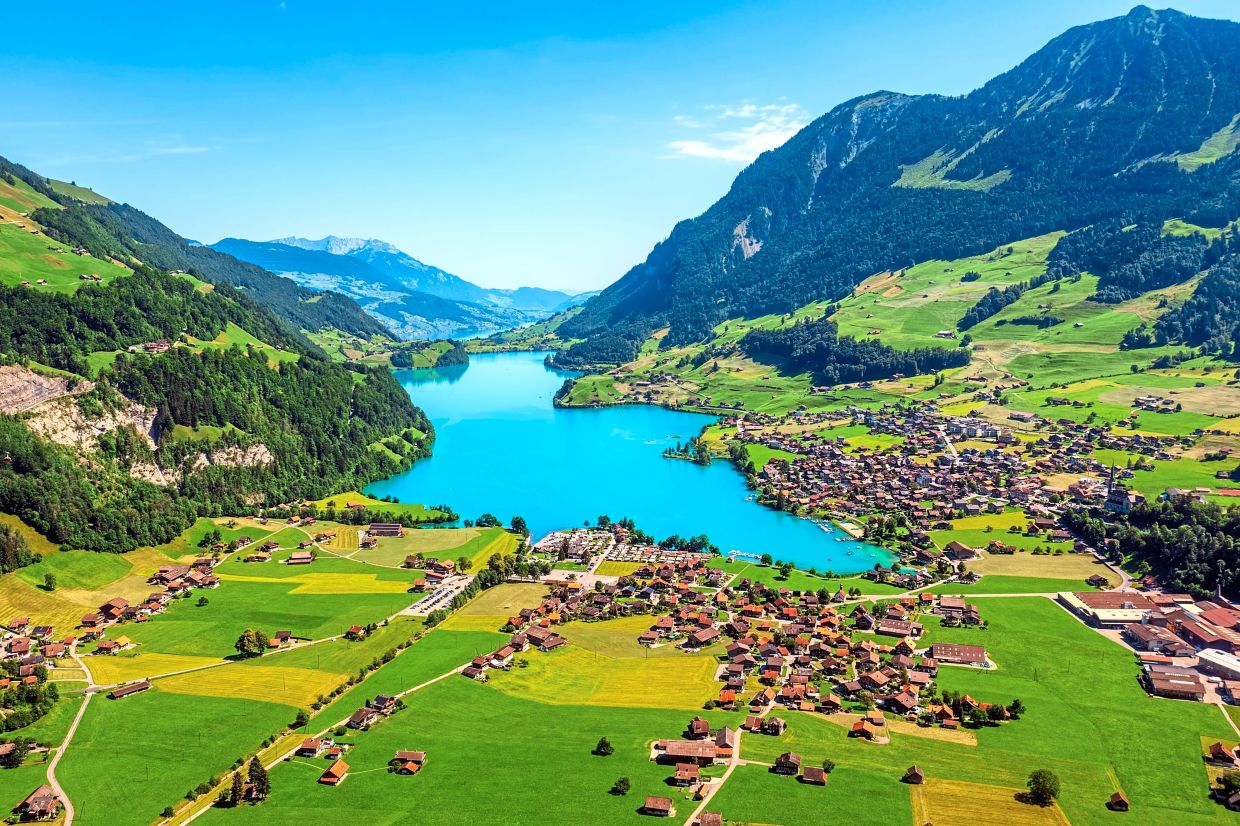 A natural lake in Switzerland, Lake Lungern offers impressive mountain sceneries. It was also one of the famous K-Drama Crash Landing On You shooting locations.