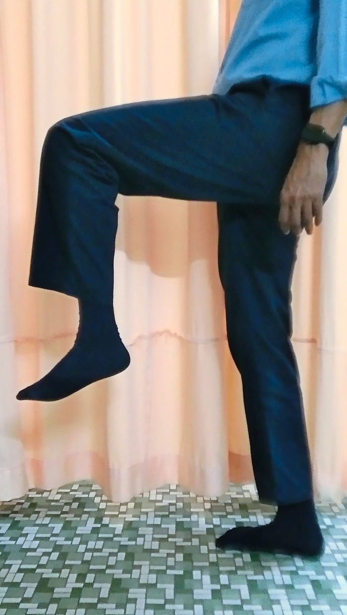 To measure your forward step, first raise one knee up to hip height and let the foot of that leg dangle below the knee (scroll down for the next step). — Photos: REVATHI MURUGAPPAN/The Star