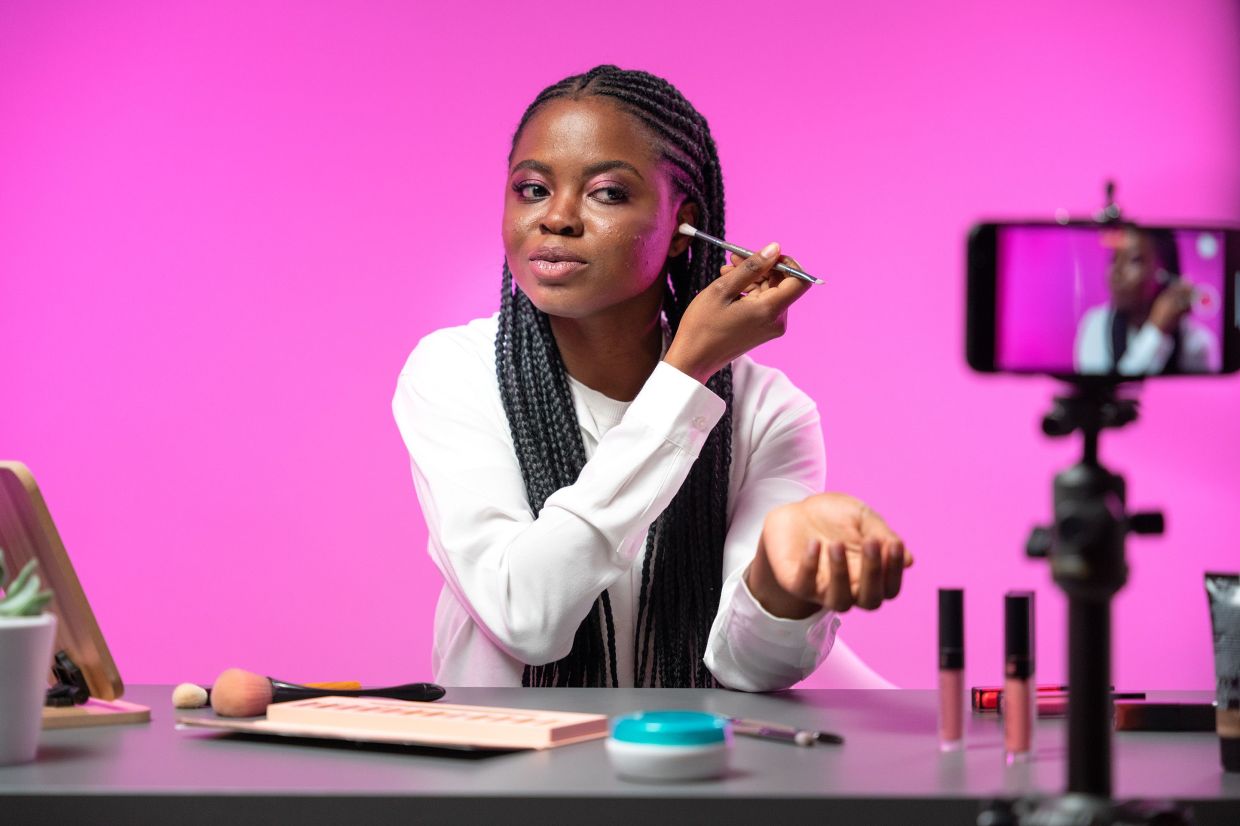 to-avoid-makeup-marks-on-white-clothes-you-just-need-to-use-hairspray