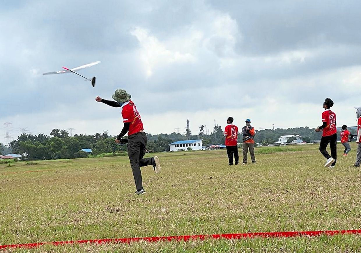 A participant doing the discus launch to release the F3K sailplane at the Malaysia-Singapore F3K competition. — Photo courtesy of Aerofly Johor RC Club