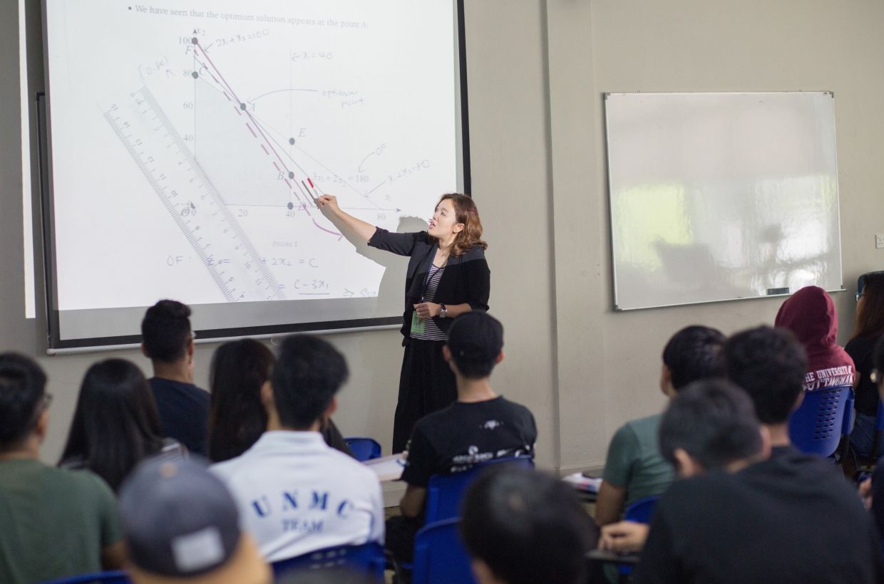 In 2017, Dr Ho was awarded the L'Oréal-UNESCO For Women in Science National Fellowship and went on to qualify for the L'Oréal-UNESCO For Women in Science International Rising Talent award in 2018.