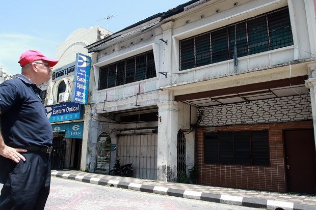 Prof Ng looking at the brown building where Dr Wu’s clinic was.