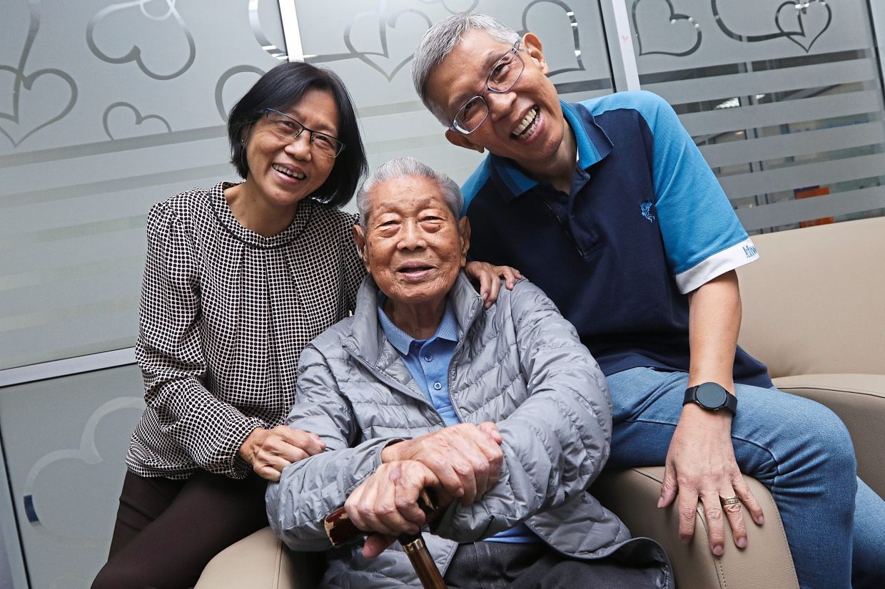 Chin (centre), pictured here with Dr Choy Nyok (left) and Kim Loong, says he is blessed that his children all treat him and his wife well.
