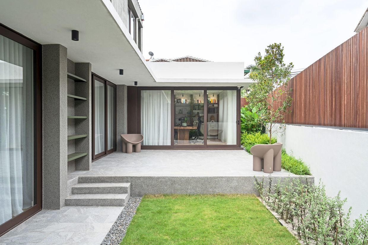 The home office has a separate entrance and features a rooftop terrace that contains gravel for insulation and aesthetic purposes.