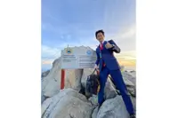 The suit maketh the Japanese climber