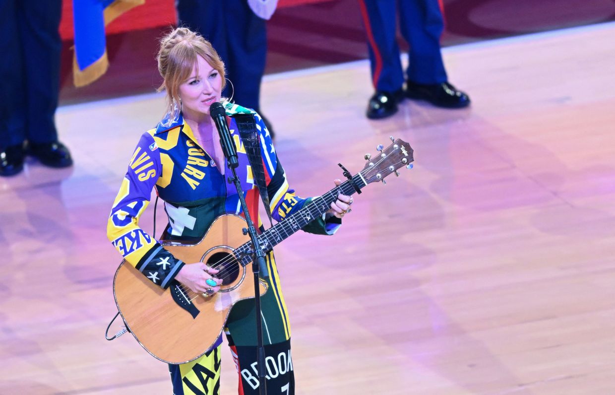 Singer Jewel alleges mum stole RM443mil from her - Vimarsana News