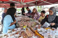 RM1 kuih selling like hot cakes