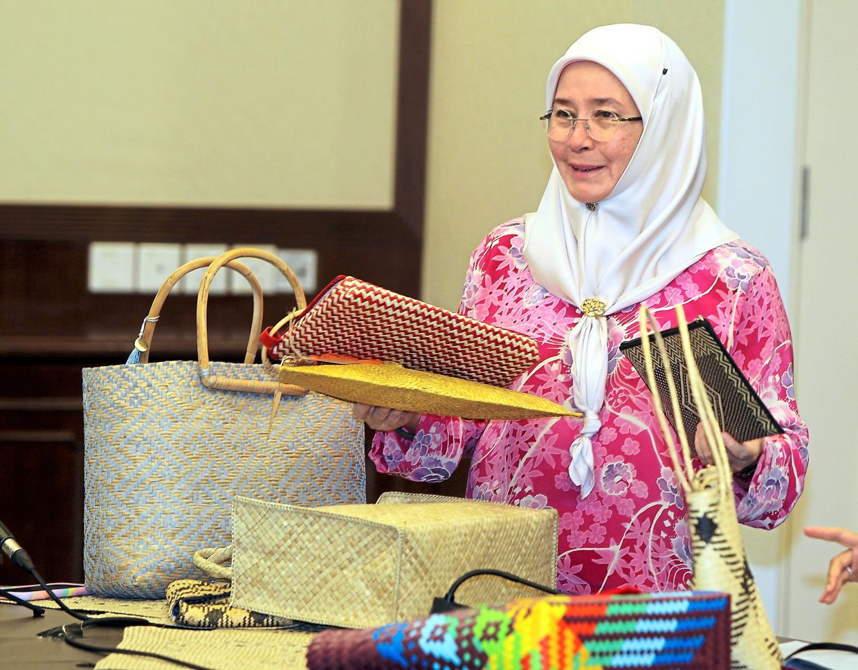 The Queen with some of the woven handicraft that will be featured at the Malaysia’s Heritage Crafts exhibition in London. — KAMARUL ARIFFIN/The Star