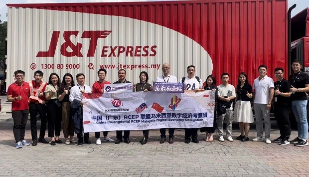 Group photo of RCEP Delegation members and J&T Express Malaysia staff.