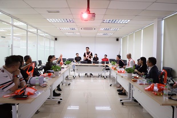 Knowledge sharing session between RCEP Delegation members and J&T Express Malaysia staff.