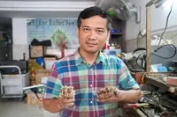 Goldsmith turns bullet casings into jewellery