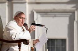 Pope Francis visits children in hospital, will be discharged on Saturday