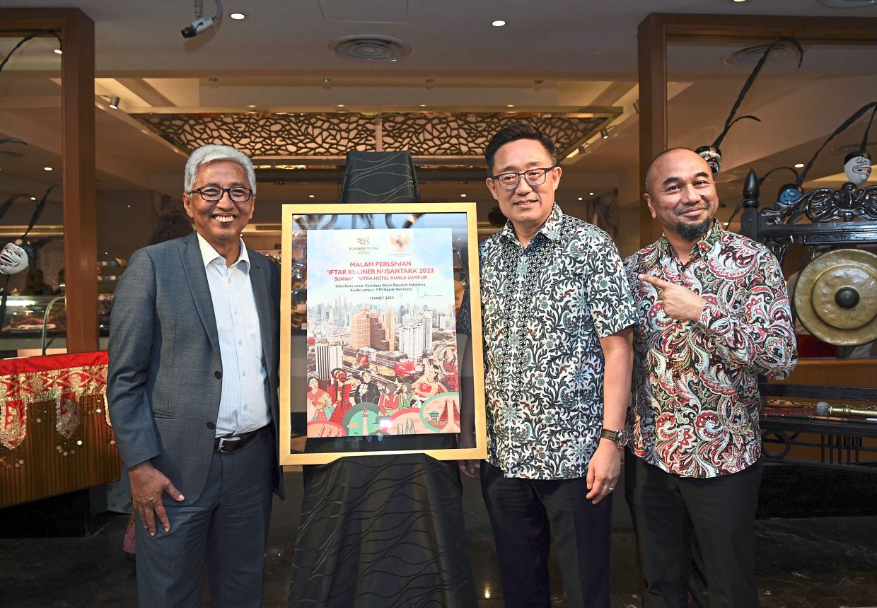 (From left) Hermono, Yeo and Batik Air CEO Capt Mushafiz Mustafa Bakri at a preview of Sunway Putra Hotel’s Ramadan menu.