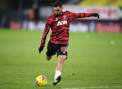 Soccer-United's Fernandes rewards fan who messaged him for 300 days