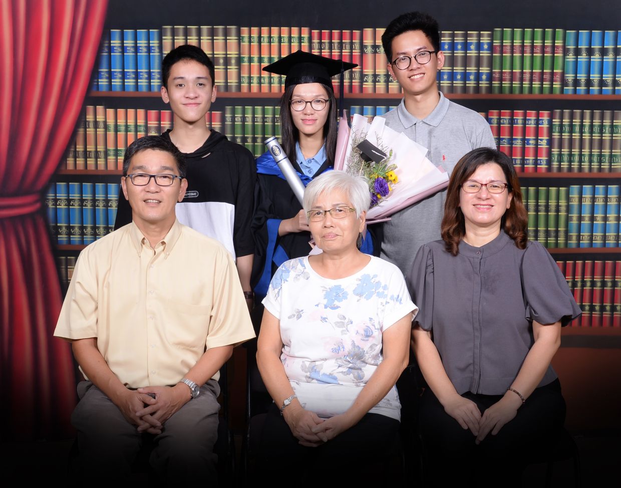 Ho’s family with his daughter, Agnes Ho Yin Yee (standing centre) and son Derek Ho Yong Hon (standing right) who both graduated from UTP.