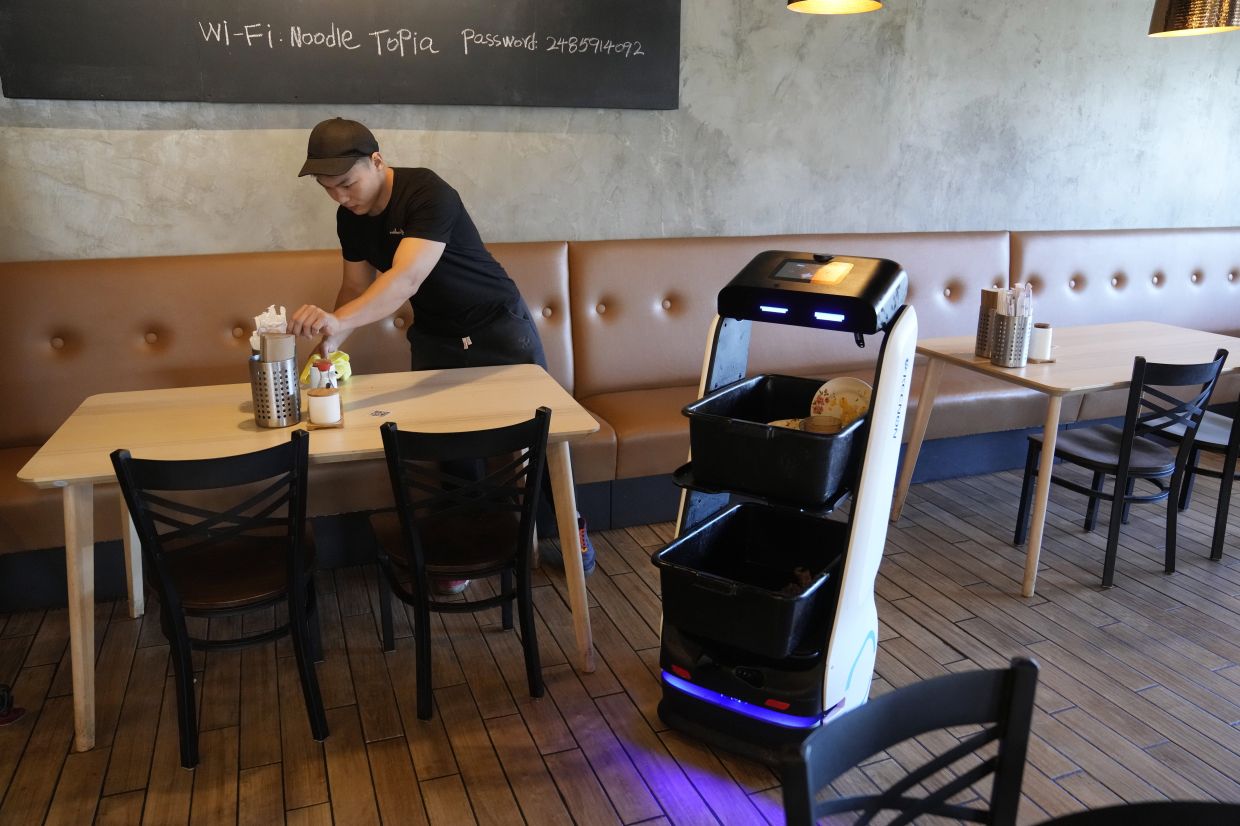 Are robot waiters the future? Some restaurants think so