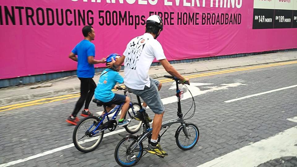 Folding bicycles have become increasingly popular over the decade hat allows cyclists to commute from home to the workplace and even board trains on their two wheels.